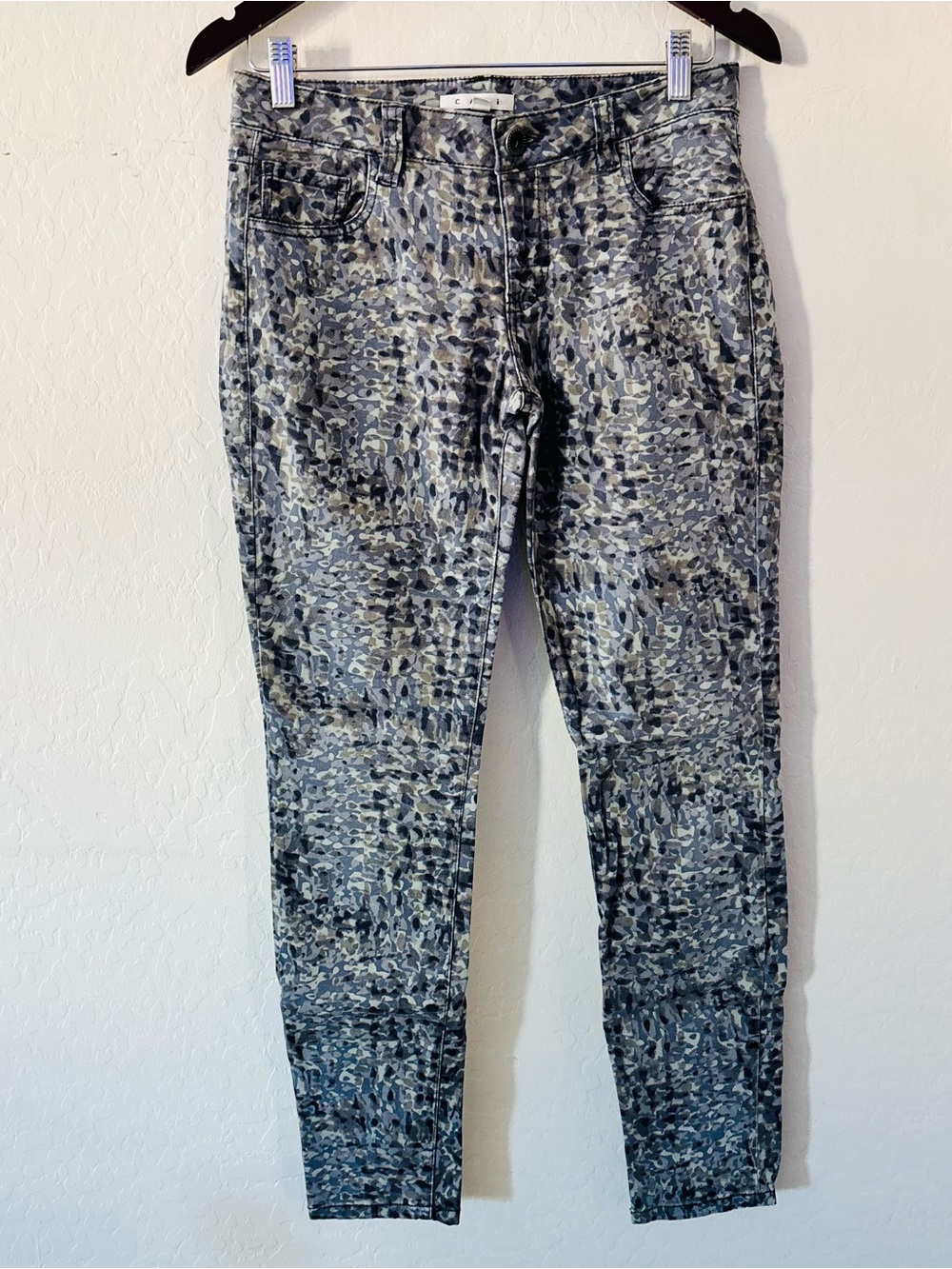 CAbi‎ Women’s Printed Skinny Jeans Size 4 Gray Blue Abstract Stretch Ankle Pants